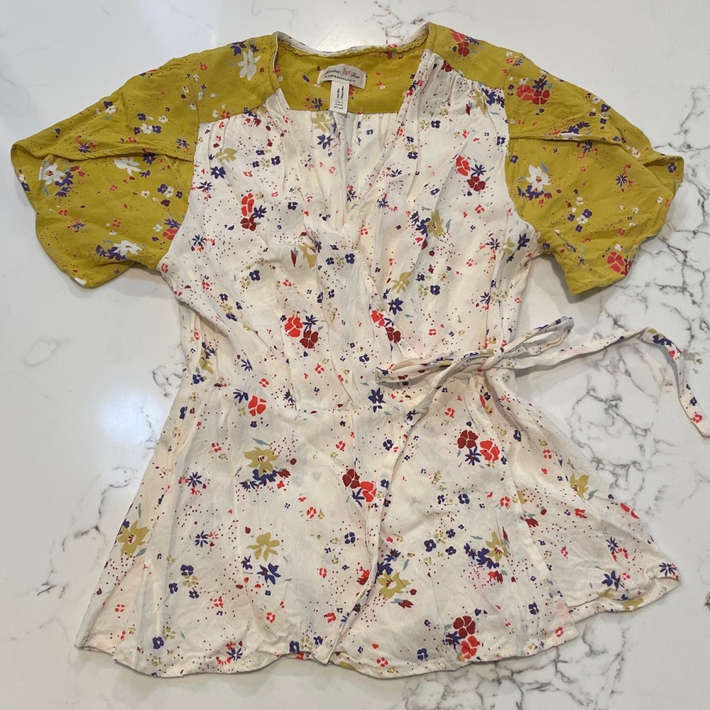 Meadow Rue by Anthropologie Floral wrap Top size 0.